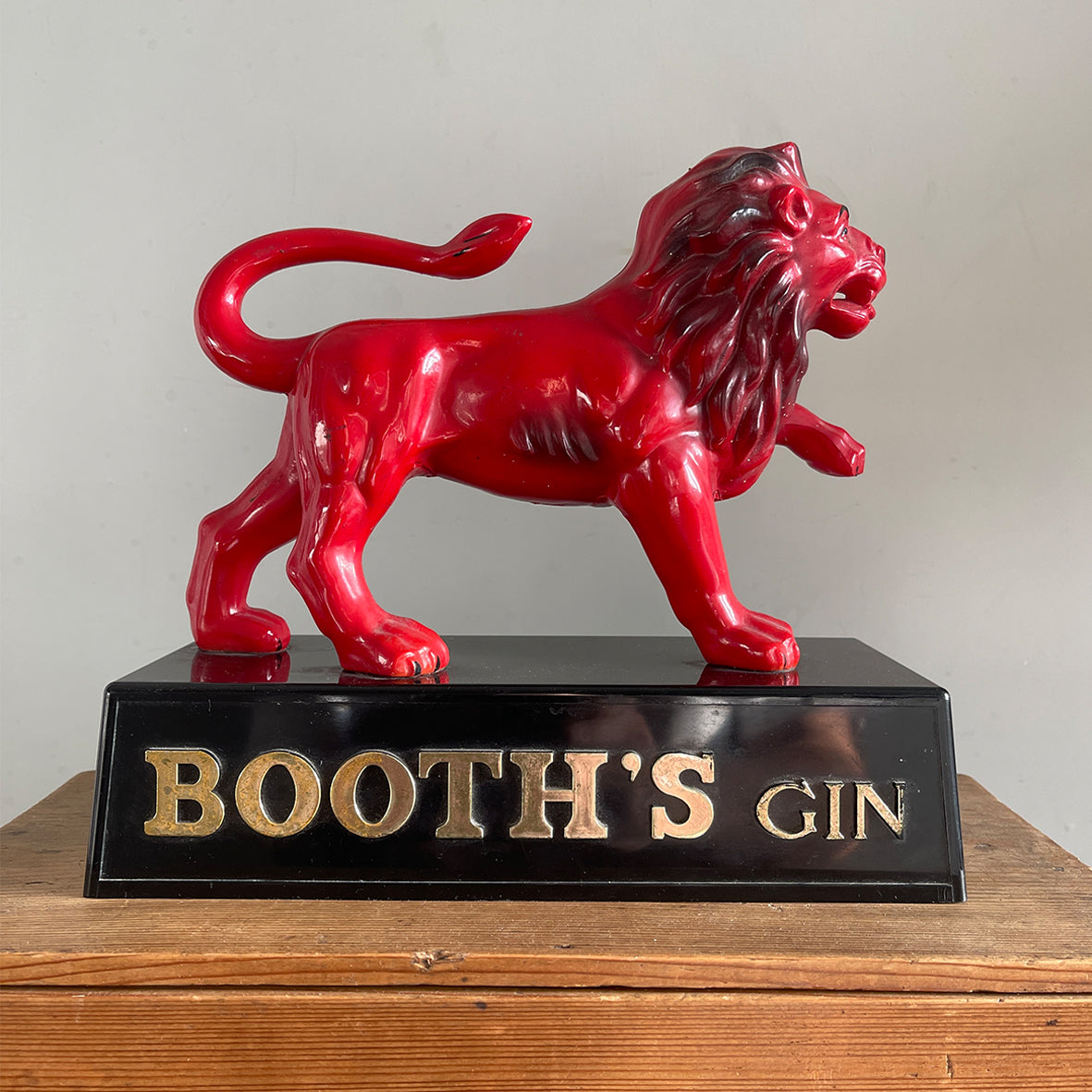 A Vintage Booth's Gin Advertising Lion used in bars and pubs from around to 1960s - SHOP NOW - www.intovintage.co.uk