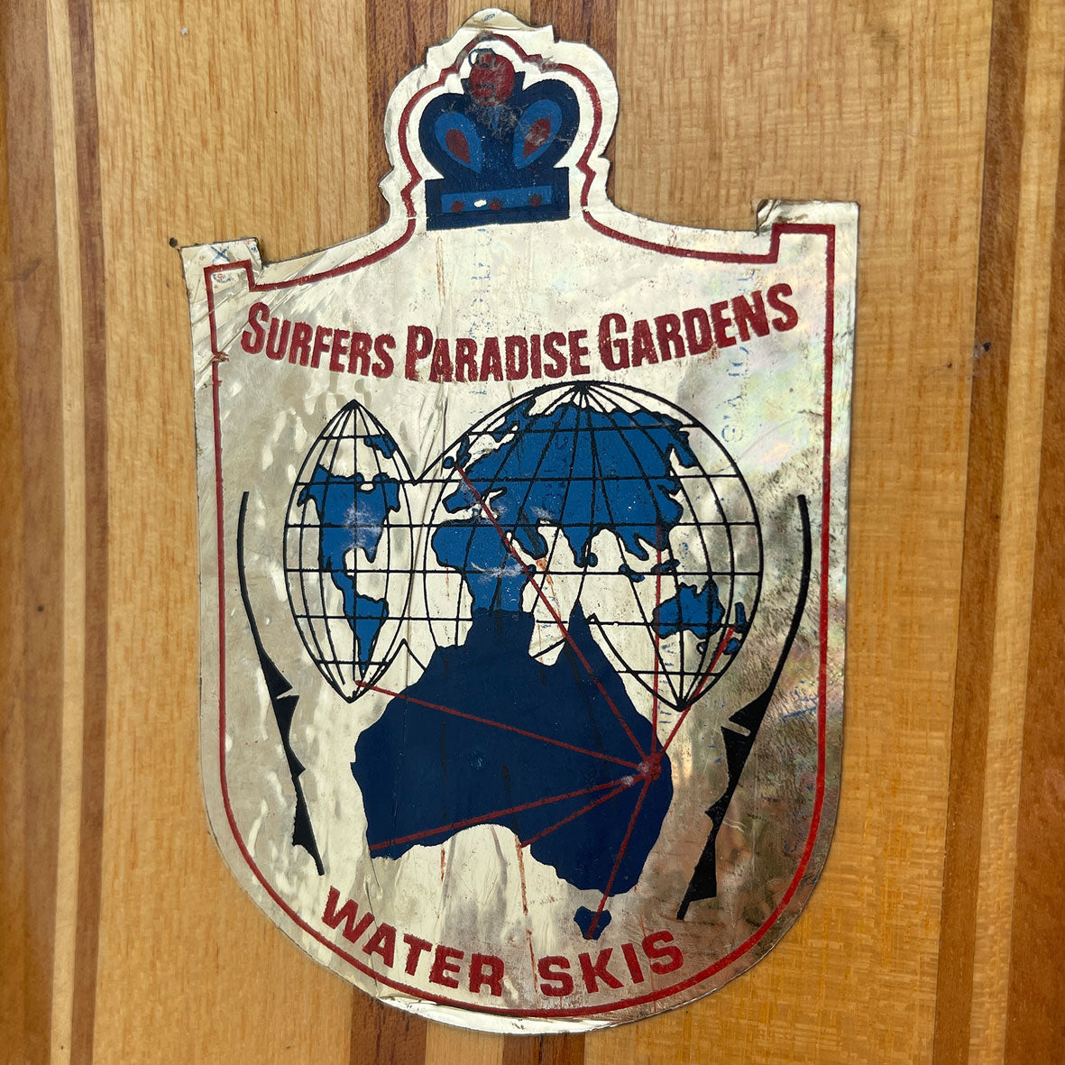 A cool vintage wooden mono water ski by Lapstrake, with a wonderful warm tone to the two-tone wood. It has two original stickers, the Lapstrate logo and the original ski supplier - Surfers Paradise Gardens - SHOP NOW - Intovintage.co.uk