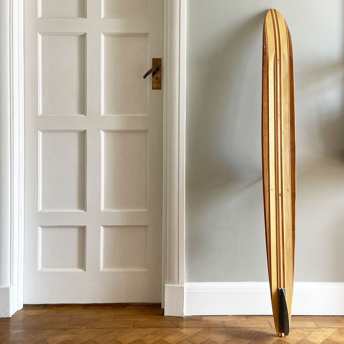 A cool vintage wooden mono water ski by Lapstrake, with a wonderful warm tone to the two-tone wood. It has two original stickers, the Lapstrate logo and the original ski supplier - Surfers Paradise Gardens - SHOP NOW - Intovintage.co.uk