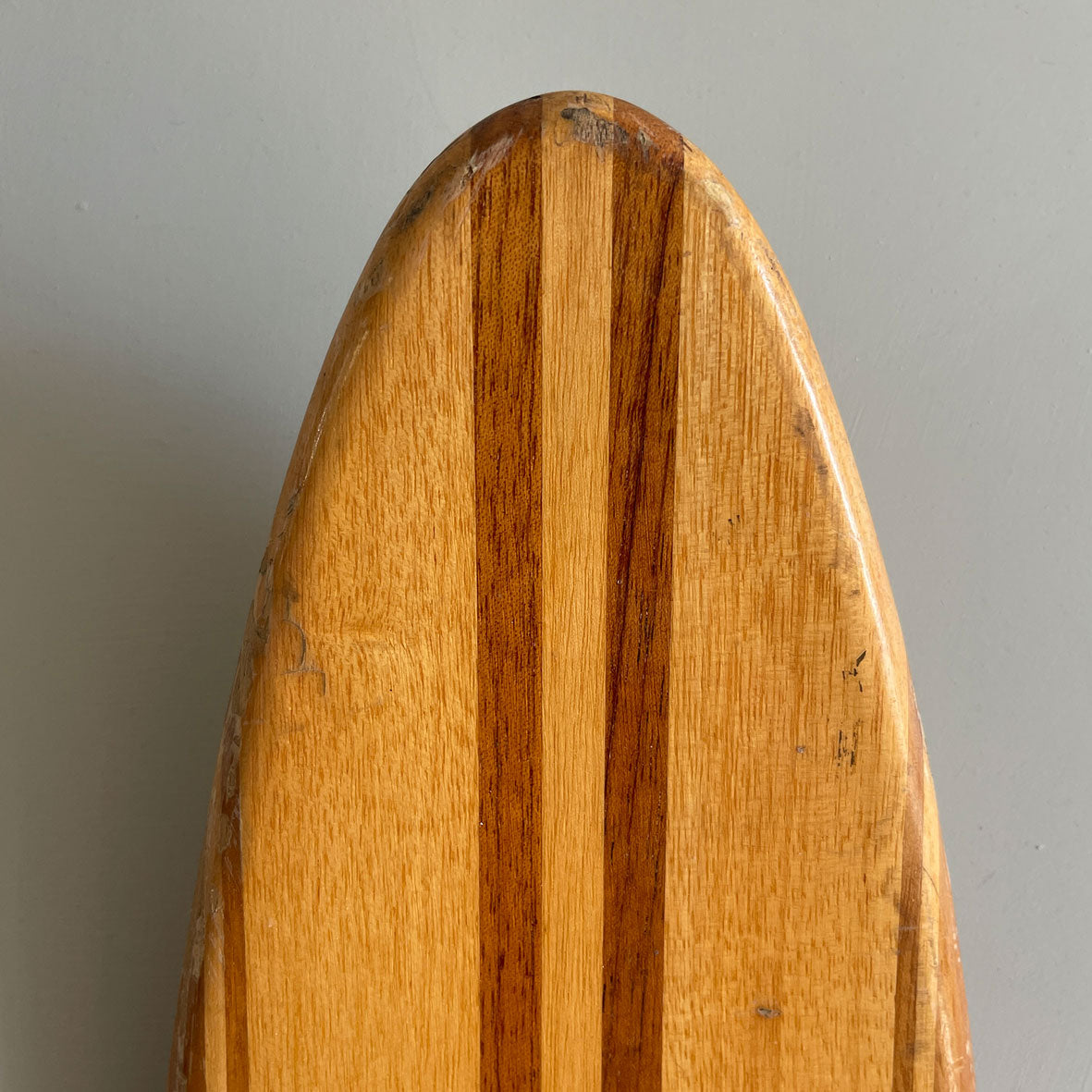 A cool vintage wooden mono water ski by Lapstrake, with a wonderful warm tone to the two-tone wood. It has two original stickers, the Lapstrate logo and the original ski supplier - Surfers Paradise Gardens - SHOP NOW - Intovintage.co.uk