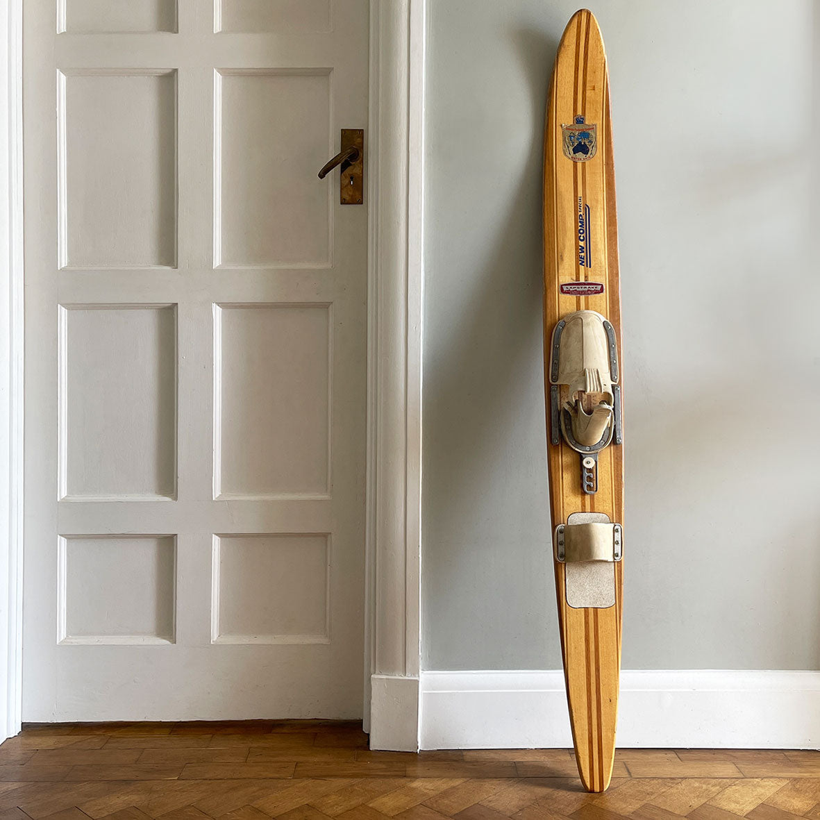 A cool vintage wooden mono water ski by Lapstrake, with a wonderful warm tone to the two-tone wood. It has two original stickers, the Lapstrate logo and the original ski supplier - Surfers Paradise Gardens - SHOP NOW - Intovintage.co.uk