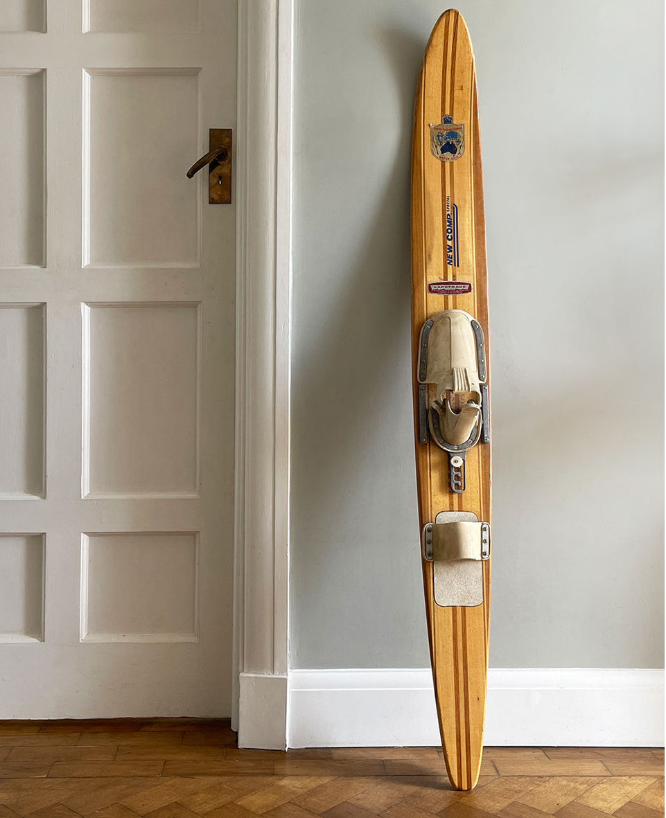 A cool vintage wooden mono water ski by Lapstrake, with a wonderful warm tone to the two-tone wood. It has two original stickers, the Lapstrate logo and the original ski supplier - Surfers Paradise Gardens - SHOP NOW - Intovintage.co.uk