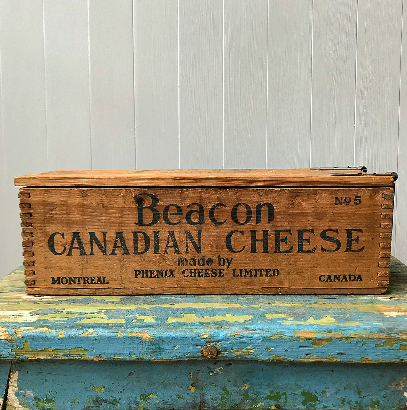 Very Canadian Cheese Box for Beacon Canadian Cheese No.5, made by the Phenix Cheese Company of Montreal, Canada still with its hinged lid - SHOP NOW - www.intovintage.co.uk