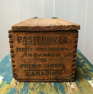 Very Canadian Cheese Box for Beacon Canadian Cheese No.5, made by the Phenix Cheese Company of Montreal, Canada still with its hinged lid - SHOP NOW - www.intovintage.co.uk