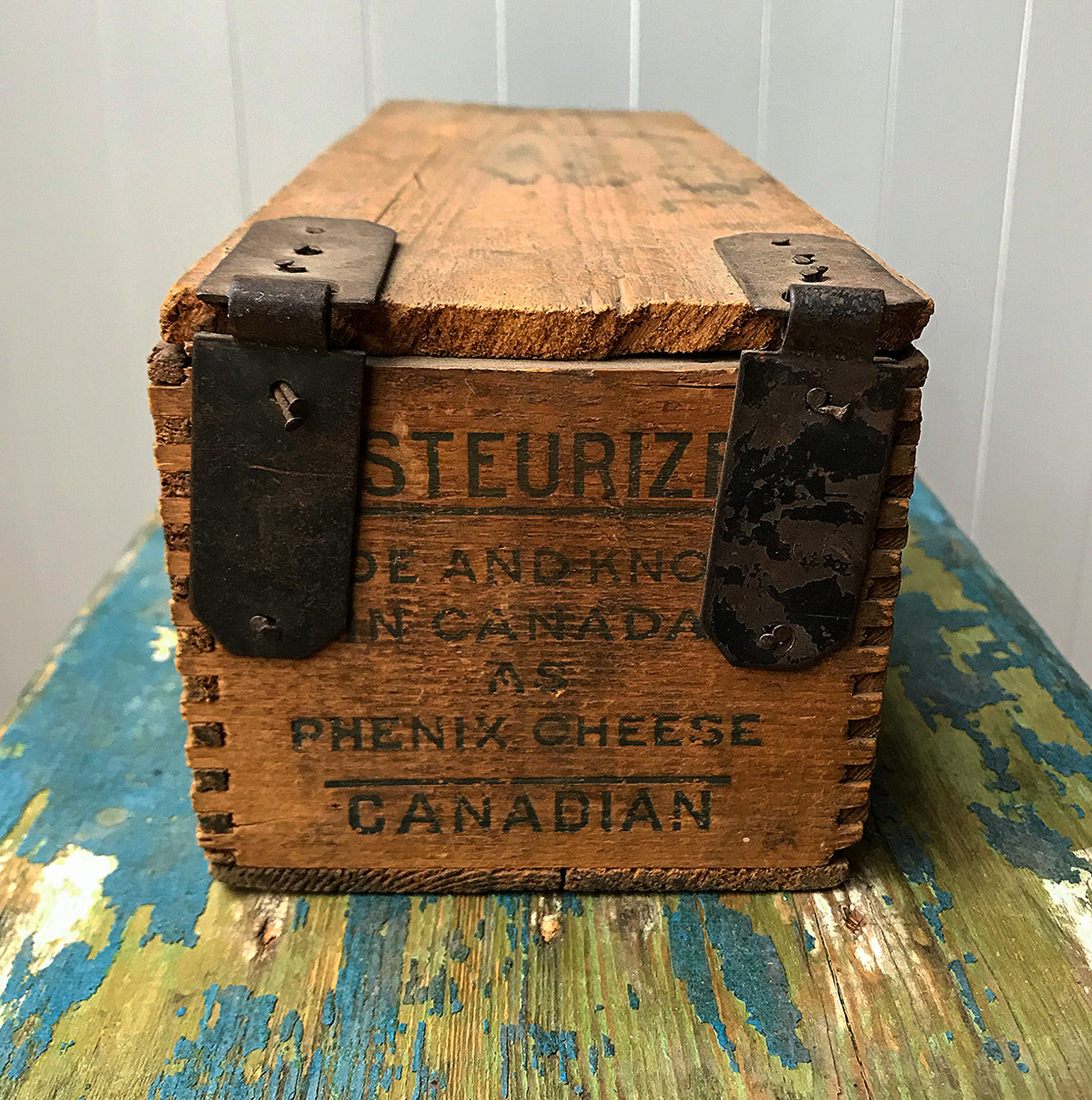 Very Canadian Cheese Box for Beacon Canadian Cheese No.5, made by the Phenix Cheese Company of Montreal, Canada still with its hinged lid - SHOP NOW - www.intovintage.co.uk