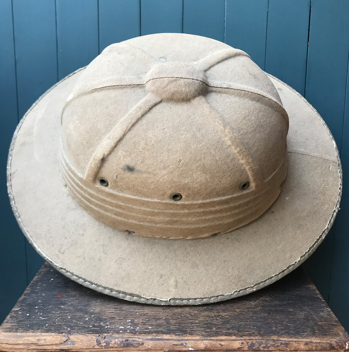 Vintage Pith Helmet and Canteen - IntoVintage.co.uk – Intovintage.co.uk