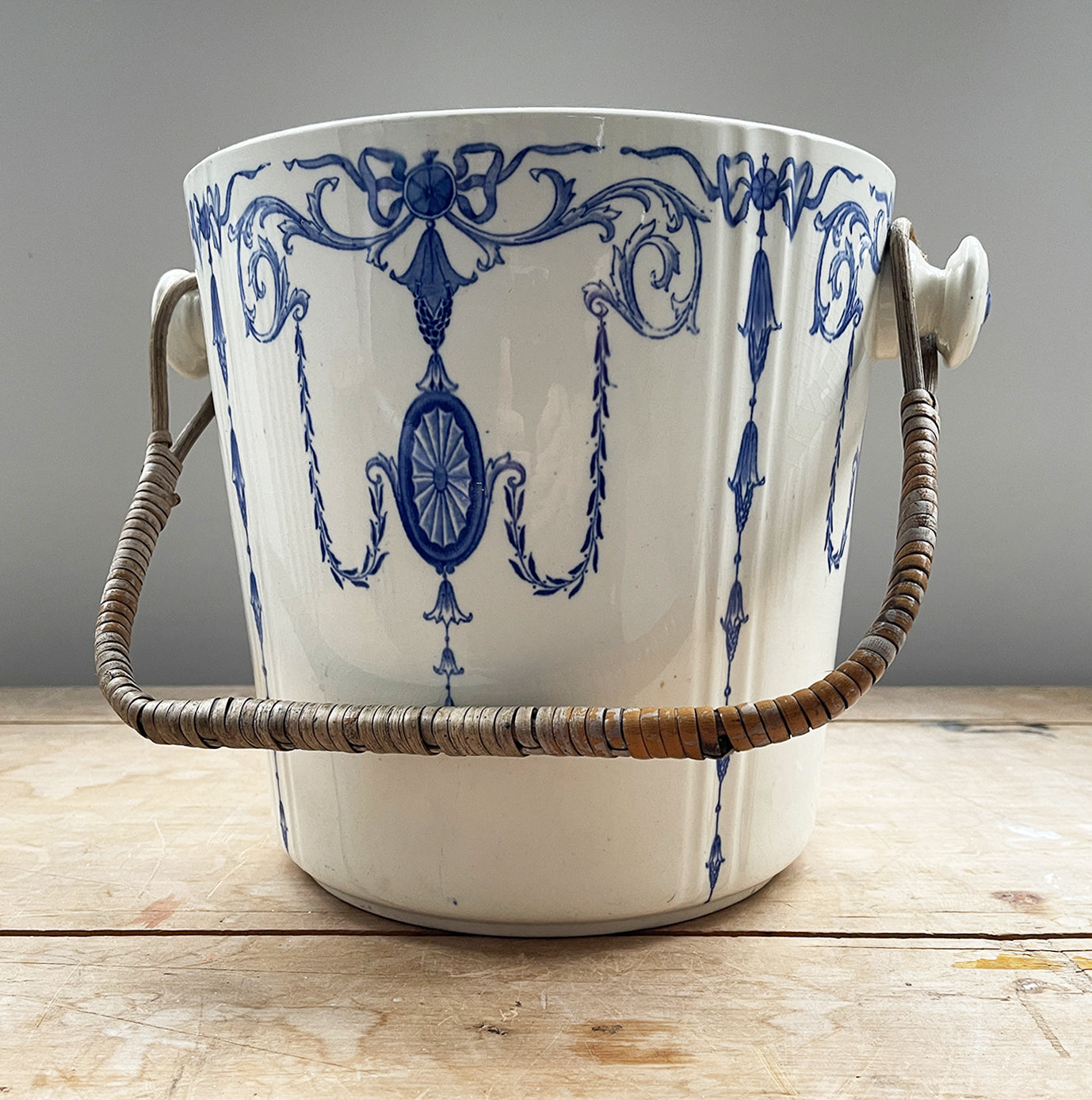 Large Victorian Minton Blue & White Slop Pale in excellent original condition. Decorated in a Neo Classical design with a wicker handle. Marked 'MINTONS GLOUCESTER' to the base - SHOP NOW - www.intovintage.co.uk