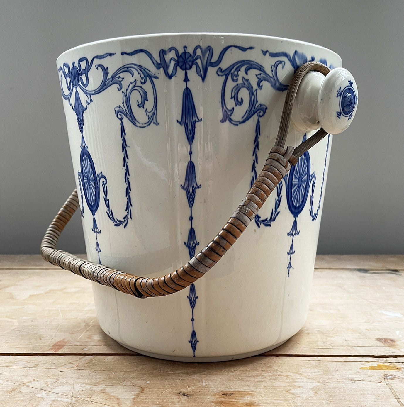 Large Victorian Minton Blue & White Slop Pale in excellent original condition. Decorated in a Neo Classical design with a wicker handle. Marked 'MINTONS GLOUCESTER' to the base - SHOP NOW - www.intovintage.co.uk