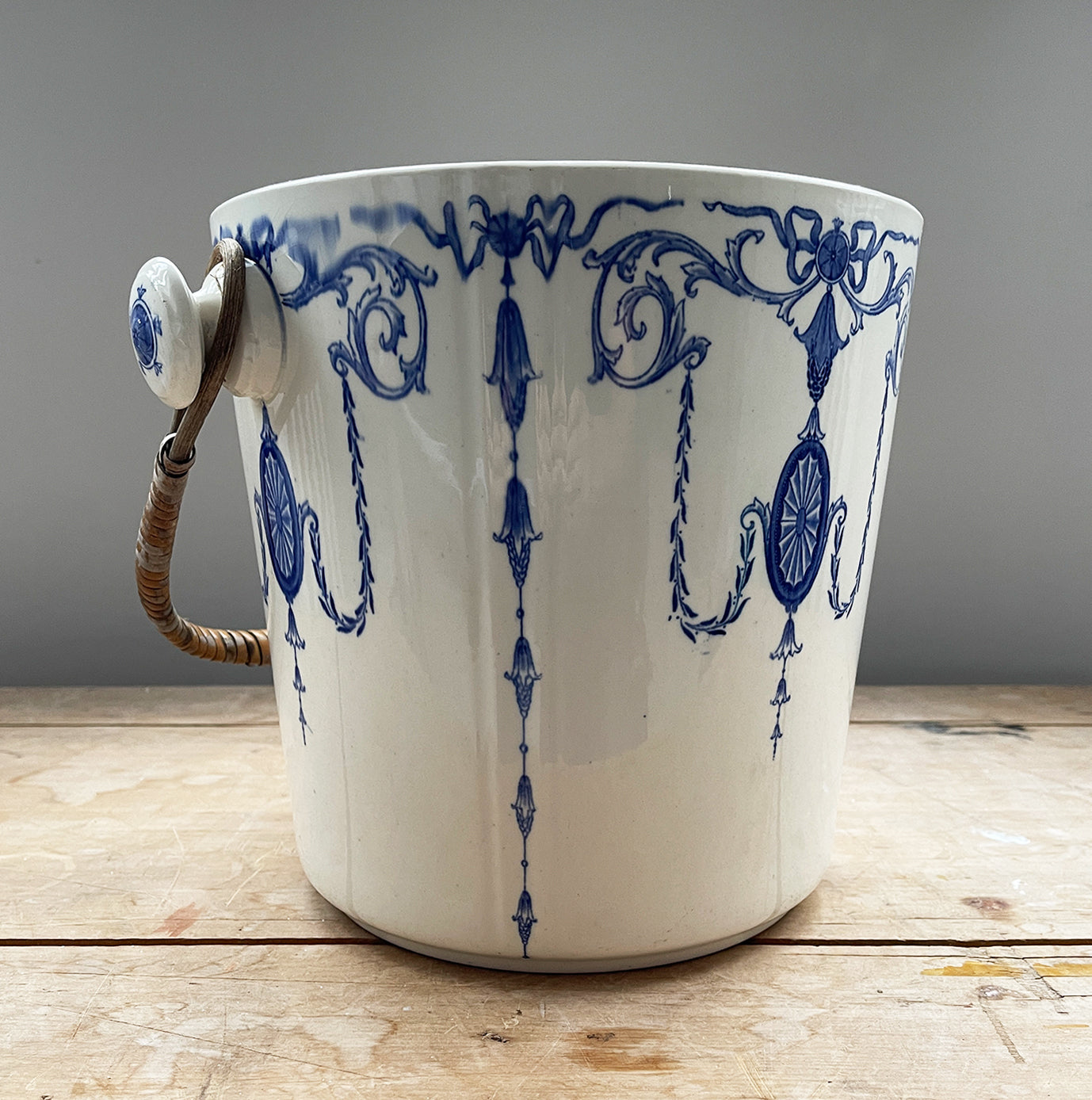 Large Victorian Minton Blue & White Slop Pale in excellent original condition. Decorated in a Neo Classical design with a wicker handle. Marked 'MINTONS GLOUCESTER' to the base - SHOP NOW - www.intovintage.co.uk