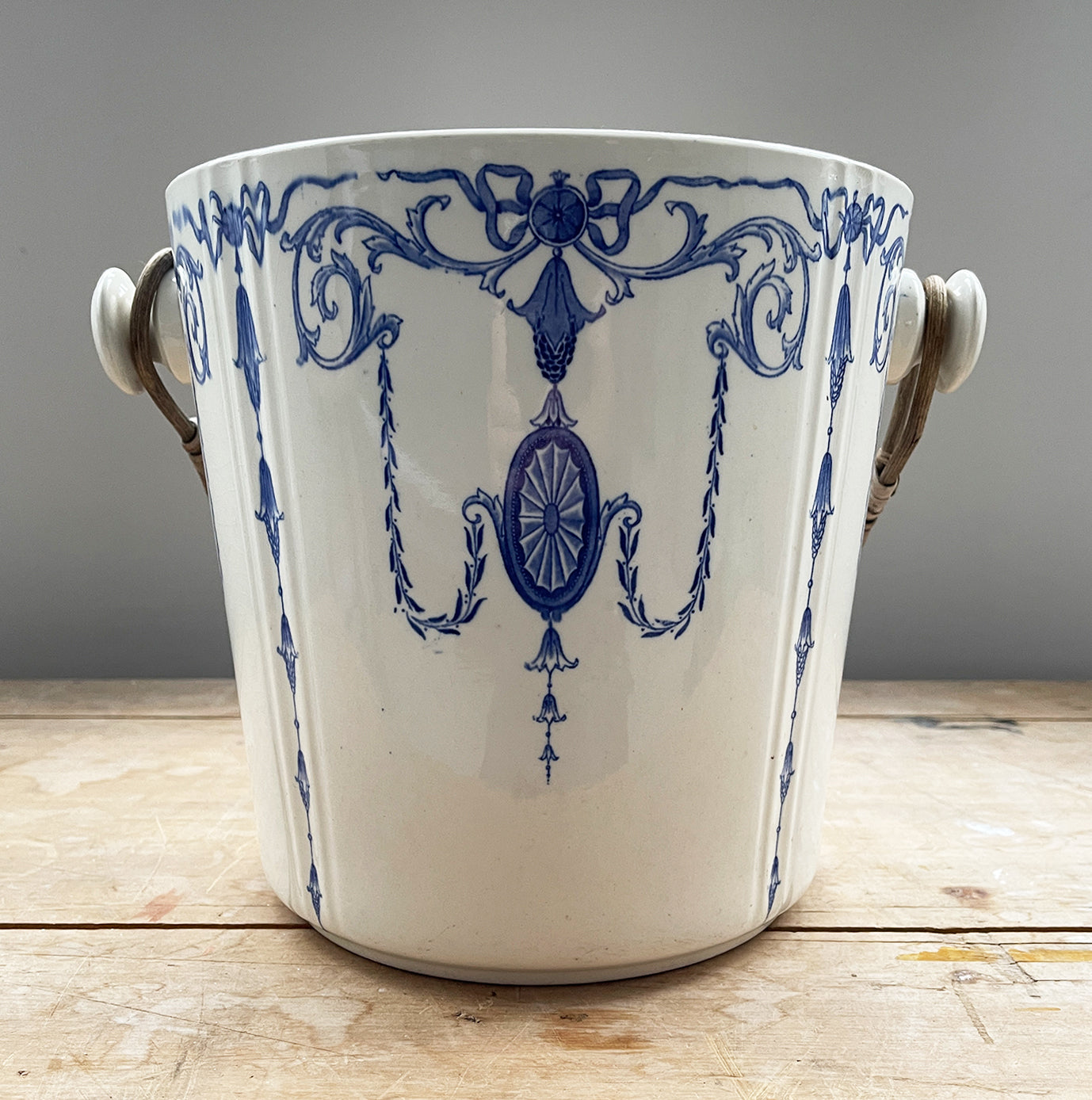 Large Victorian Minton Blue & White Slop Pale in excellent original condition. Decorated in a Neo Classical design with a wicker handle. Marked 'MINTONS GLOUCESTER' to the base - SHOP NOW - www.intovintage.co.uk