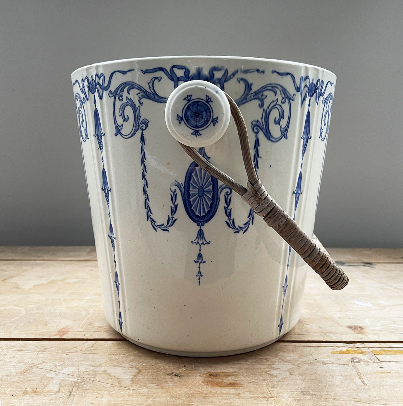 Large Victorian Minton Blue & White Slop Pale in excellent original condition. Decorated in a Neo Classical design with a wicker handle. Marked 'MINTONS GLOUCESTER' to the base - SHOP NOW - www.intovintage.co.uk