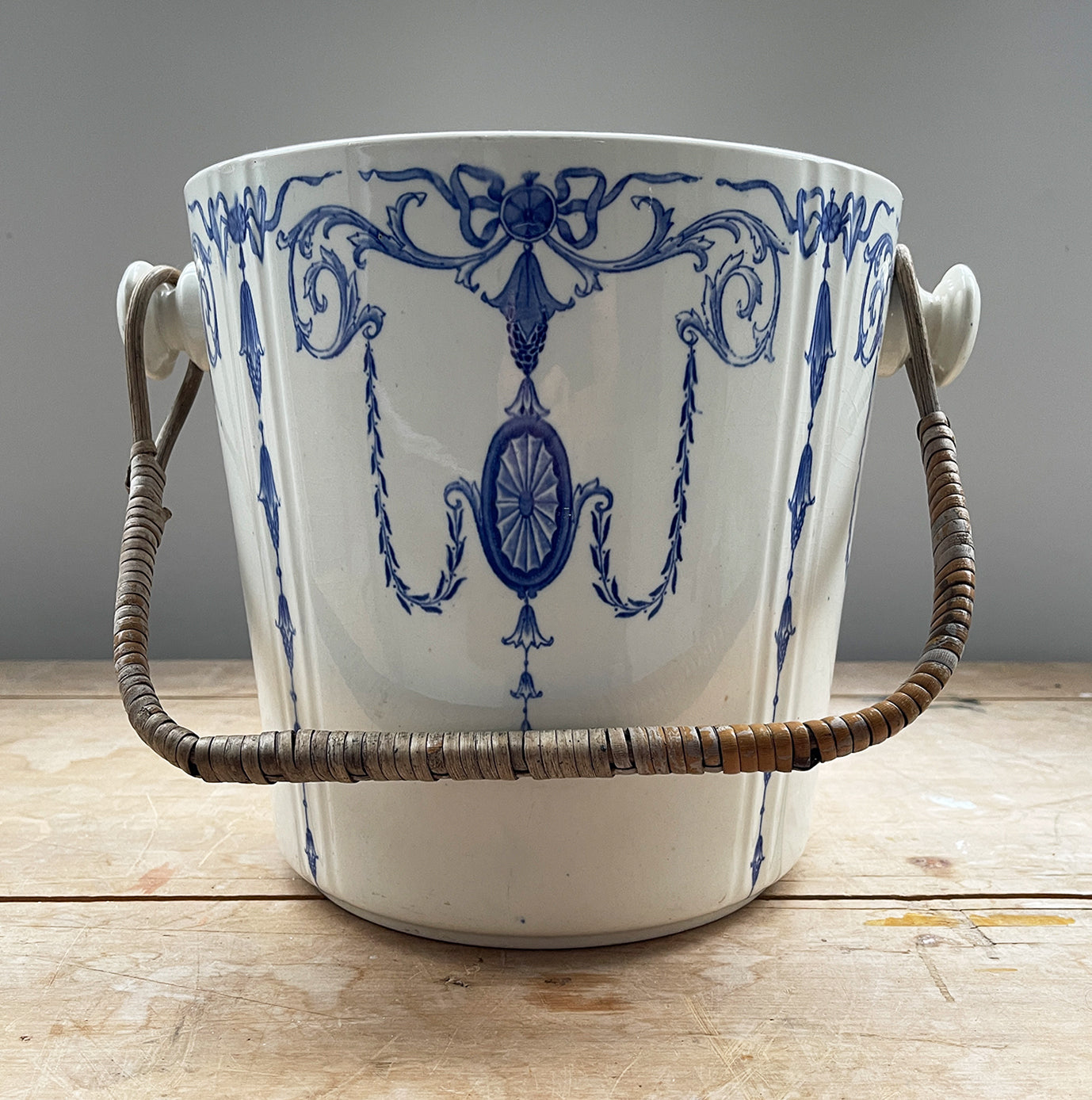 Large Victorian Minton Blue & White Slop Pale in excellent original condition. Decorated in a Neo Classical design with a wicker handle. Marked 'MINTONS GLOUCESTER' to the base - SHOP NOW - www.intovintage.co.uk